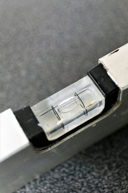 Masadaki kalem ve bardakların yakınlaştırılması