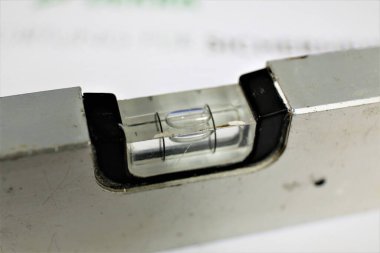 Masadaki kalem ve bardakların yakınlaştırılması