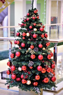 Ağaçta noel süsü