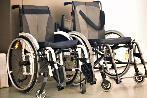 инвалидное кресло в коридоре больницы