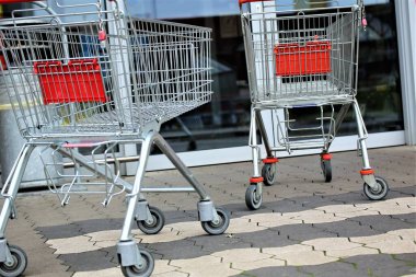 Dükkanda alışveriş arabası