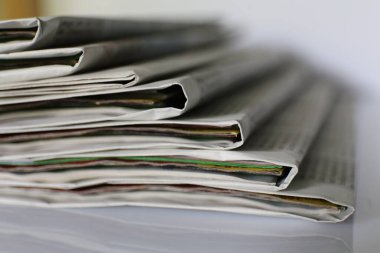 Bir yığın eski dergi