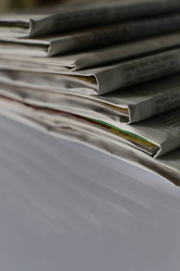 Bir yığın eski dergi