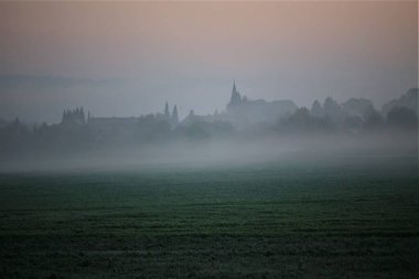 Güneşin doğuşu sisli manzara