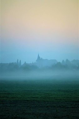 Güneşin doğuşu sisli manzara