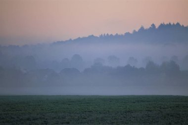 Güneşin doğuşu sisli manzara