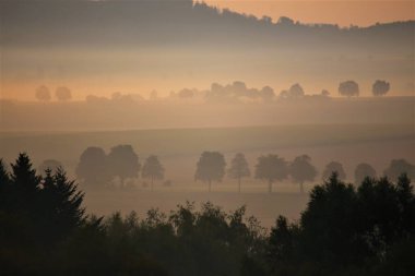Gün batımı üstüne şehir morarması