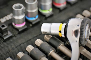 konsol metali dijital karıştırılıyor