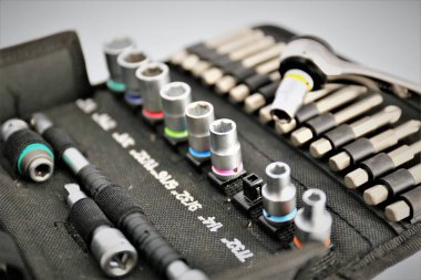 konsol metali dijital karıştırılıyor