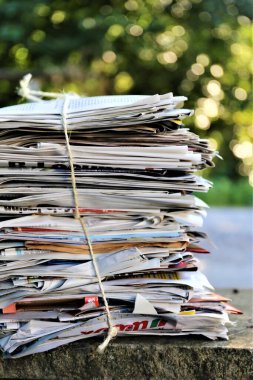 Bir yığın gazete kağıdı.