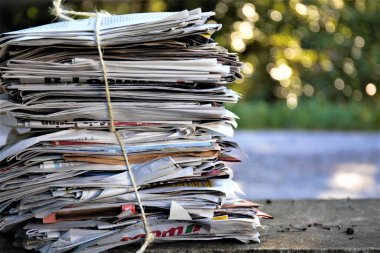 Bir yığın gazete kağıdı.