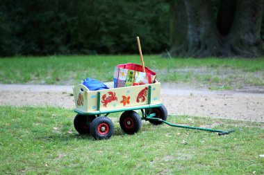 Basketbol potası ve ağ mavi gökyüzüne karşı