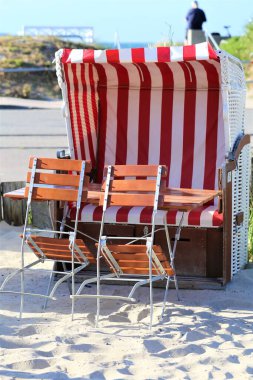 Masa ve sandalyeler sahilde.