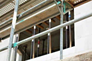 İnşaat evinin altındaki bina