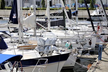 Liman denizinde tekneler