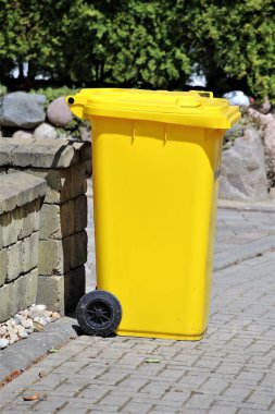 Parktaki çöp kutusu.