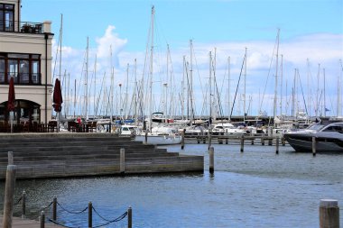 Marina denizinde yatlar