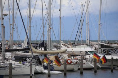 Marina denizinde yatlar