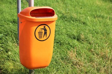 Parktaki çöp kutusu.