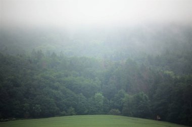 Yollu ve bulutlu manzara