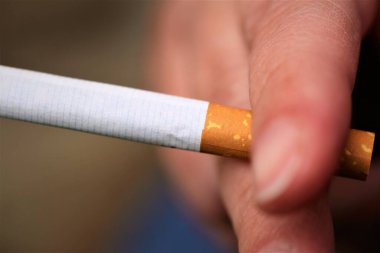 sigara kültablasında sigara içmek