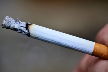 sigara kültablasında sigara içmek