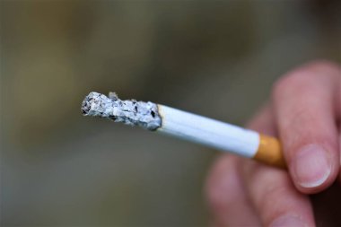 sigara kültablasında sigara içmek