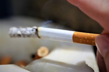 sigara kültablasında sigara içmek