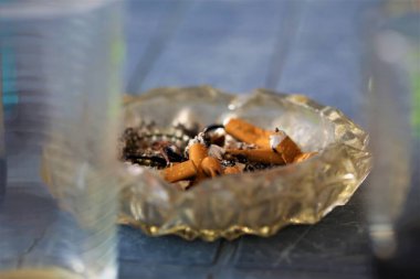 sigara kültablasında sigara içmek