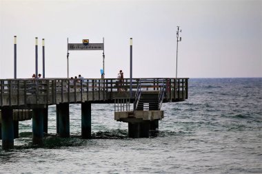 Göl kıyısındaki iskele