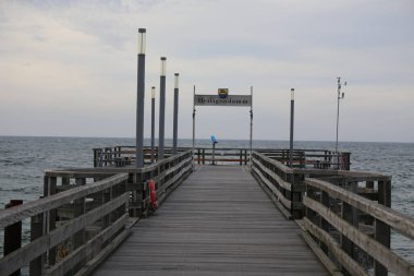 Göl kıyısındaki iskele