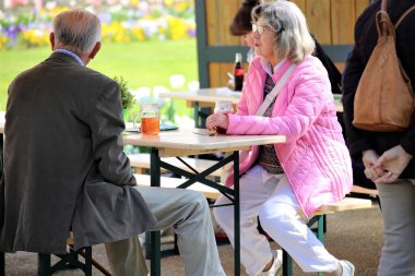 Kafe içkisindeki masa.