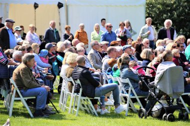 Şehirde bir grup insan