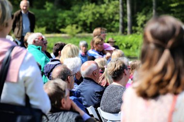 Şehirde bir grup insan