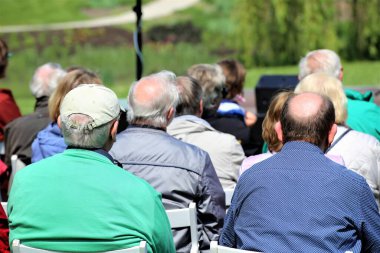 Şehirde bir grup insan