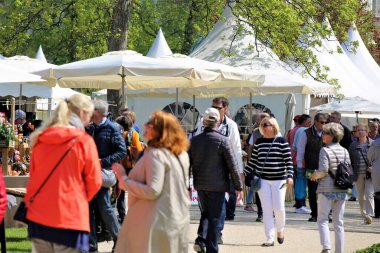 Şehirde bir grup insan