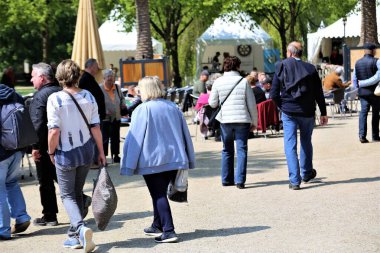 Şehirde bir grup insan