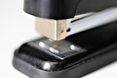 Siyah zımba beyaz arkaplanda izole edildi