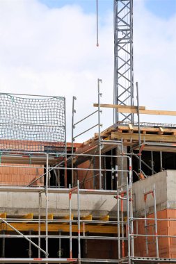 İnşaat evinin altındaki bina