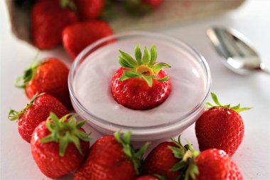 Ahududu ve yoğurt tatlısı.