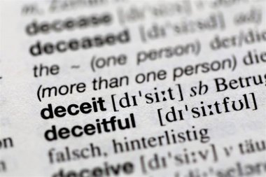 Tahta masanın üzerinde gazete ve bardak yığını