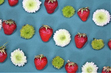 Beyaz arka planda çilekler ve çiçekler