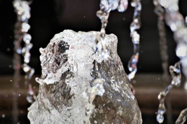 Çatıdaki buz saçakları soğuk