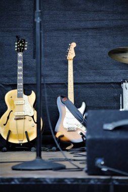 Siyah arkaplanda keman