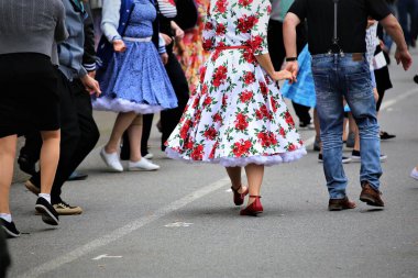 Sokakta yürüyen insanlar