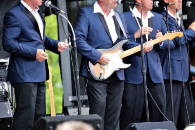 Sokakta yürüyen insanlar