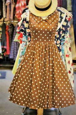 Geleneksel elbiseli kadın