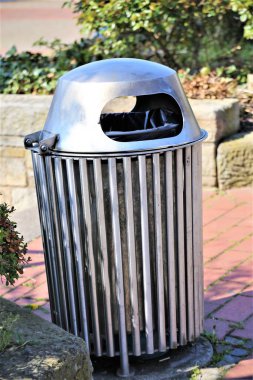 Bir sandalye, bahçe resmi.