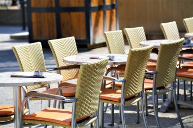 Kafede masa ve sandalyeler