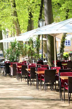 Kafede masa ve sandalyeler